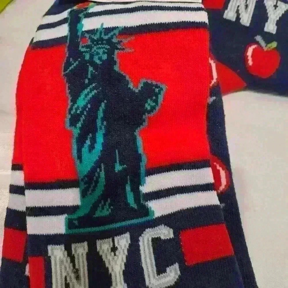 Three pairs of "Big Apple" socks, Men's sz 8-12 - Picture 2 of 4